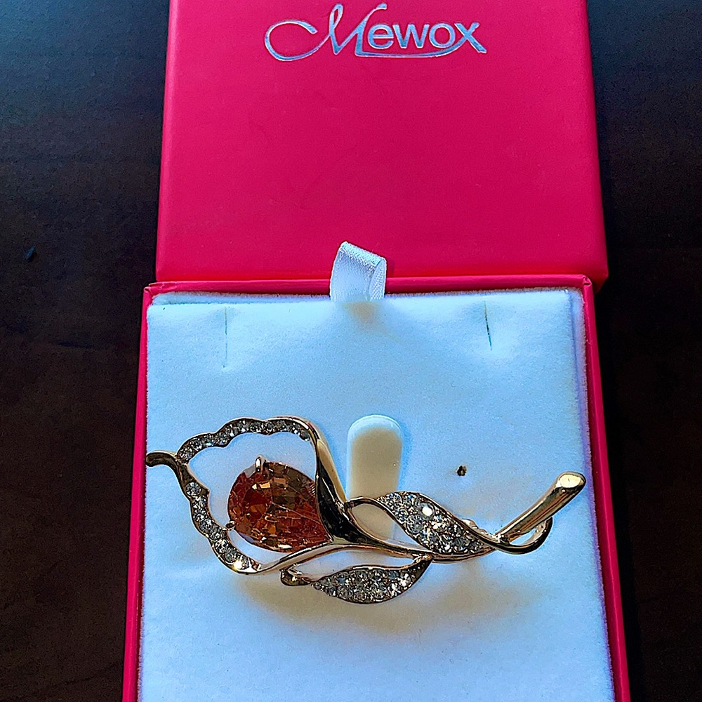 Mewox Brooche